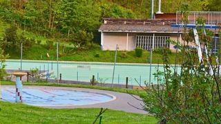 Die Vorbereitungen für die diesjährige Badesaison im Lindenfelser Schwimmbad haben schon im Februar begonnen. Wegen massiver Schäden an den Fliesen kann noch kein Termin zur Eröffnung des Bades genannt werden.