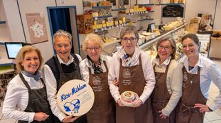 Erste Adresse für Genießer: Käse Mühlum, das familiengeführte Fachgeschäft für Käse, Wein und Feinkost in der Bensheimer Gerbergasse, hat ab Mai einen neuen Besitzer. Unser Bild zeigt (v.li.) Anja und Stefan Wendel, Anneliese und Elke Mühlum, Christiane May und Katja Kaya.