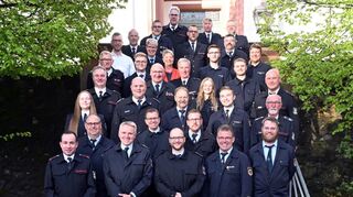„Gronauer“ Brandschützer vereint in Gronau. Die Delegationen wurden am Freitagabend durch Bürgermeisterin Christine Klein, Ortsvorsteher Stefan Hebenstreit und Wehrführer Uwe Sänger im Gerätehaus der Feuerwehr begrüßt.