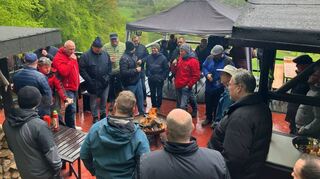 Zwar etwas nass, aber trotzdem unterhaltsam: Ausklang der Brandschützer-Treffens an der Käthy-Hütte.