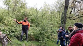 Beim Waldrundgang mit Revierförster Dirk Ruis-Eckhardt gab es für die Teilnehmer viele interessante Informationen.