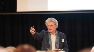Martin Fladt vom Ideenwettbewerb betreuenden Büro „UmbauStadt“ moderierte unterhaltsam durch den Abend.