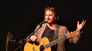 Der italienische Liedermacher und Entertainer Pippo Pollina präsentierte im Bensheimer Parktheater sein Programm „Solo in Concerto“ mit alten und neuen Liedern sowie vielen Geschichten aus dem Leben des Weltbürgers.