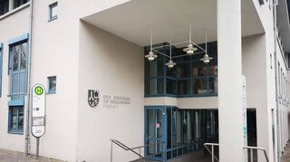Mit Abstand größter Arbeitgeber im Kreis ist weiterhin Dentsply Sirona (o.), gefolgt vom Kreis Bergstraße (u.l.) und TE Connectivity (u.r.).