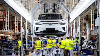 Mitarbeiter von VW arbeiten an einem ID.4. Der Bedarf an Arbeitskräften ist allgemein weiter hoch – doch es gibt auch Risiken für den Beschäftigungsmarkt.