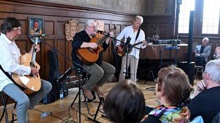 Peter Lotz, Adrian Schwartz und Elmar Schork (v.r.) begeisterten mit Songs von Cat Stevens. Der Nibelungensaal hatte nicht genug Platz für alle Interessierten.