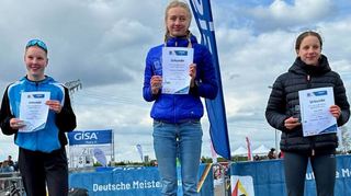 Hellena Hugenberg (Bildmitte) vom TV Bad Mergentheim siegte in Halle an der Saale beim Triathlon für die Jahrgänge 2009 und 2010.