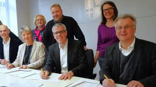 Holger Habich, Christine Klein, Christian Engelhardt und Rainer Burelbach (sitzend, v.l.n.r.) unterzeichneten jetzt eine Grundsatzerklärung zum Bau des Radschnellwegs zwischen Zwingenberg und Heppenheim.
