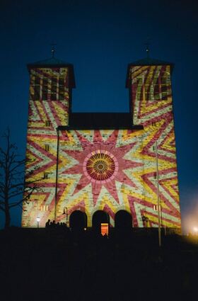 Die ganze Stadt wird zu Live-Bühne: Beim Kneipen- und Musikfestival Maiway werden auch in diesem Jahr wieder Klassiker wie die illuminierte Stadtkirche Sankt Georg (li.), Partyrock mit DNS im Bürgerhaus (oben, li.) oder Open-air-Feeling mit Groove Generation im Stadtpark (unten, re.) geboten.