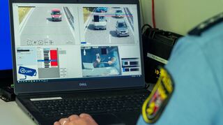 In Deutschland fanden bereits Testläufe mit Handy-Blitzern statt. Polizeihauptkommissar Christian Simon zeigt an einem Monitor ein „Dummyfoto“ einer MONOcam, die zur Aufzeichnung von Handysündern am Steuer in Betrieb ist.