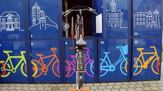 In den Radboxen gibt es eine Vorhängevorrichtung für den Fahrradhelm. Eine Einkaufstasche kann auch unterkommen. Druckluft erleichtert das Verstauen des Rades in den oberen Boxen.