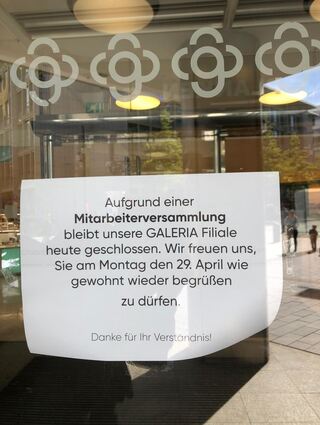 Das steht an einer Tür des Mannheimer Warenhauses.