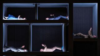 Gefangen im Horrorkabinett eines Setzkastens: die Protagonisten in Lucia Ronchettis und Katja Petrowskajas Oper „Der Doppelgänger“ nach Dostojewski.