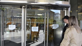Verwunderte Kunden vor der Mannheimer Galeria-Filiale.