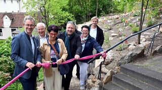 Petra Raulin, Leiterin des ehrenamtlich tätigen Gartenpflegeteams, durchschnitt gestern das Band zur Eröffnung des Westhangs.