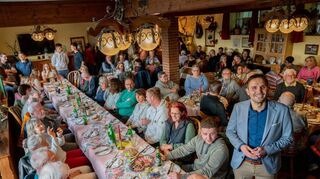 Viele Gäste waren zum Wahlkampfauftakt von Maximilian Klöss (vorne, stehend) gekommen.
