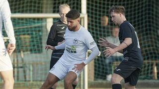 Leichtes Spiel: Bürstadts Rojhat Akcan (links) nimmt es hier mit dem Lampertheimer Lucas Bähr auf.