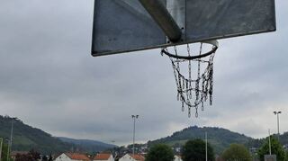 Basketballkörbe stehen auf dem ehemaligen Rollschuh-Feld des Stadiongeländes. Bald schon könnte es ein richtiges Basketballfeld geben.