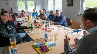 Im Dorfgemeinschaftsraum in Eulsbach legte Rico Schrot (rechts) den Lindenfelsern dar, für welche Projekte er sich einsetzen wird, wenn er als Bürgermeister gewählt wird.
