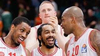 Sie hatten nach dem Sieg in Vechta gut lachen (von links): Isaiah Washington, Otis Livingston II und Javon Bess. Im Hintergrund ist noch Collin Welp, Sohn der deutschen Basketball-Legende Christian Welp, zu sehen.