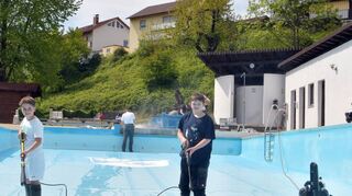 Die Sonderbacher bereiten ihr Schwimmbad vor – auch Nils (links) und Mirko sind gerne für den Schwimmbadverein im Einsatz.