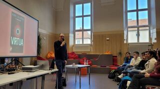 Der Autor Karl Olsberg las in der Bibliothek des AKG aus seinem Roman „Virtua“ und ging auf die Risiken von Künstlicher Intelligenz ein.