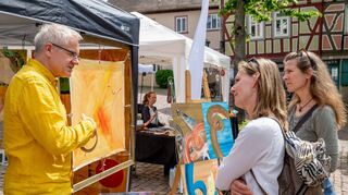 Die Bandbreite der ausgestellten Arbeiten auf der Kunstmeile am 5. Mai ist ebenso abwechslungsreich wie vielfältig – im vergangenen Jahr zeigte beispielsweise Achim Dohl seine Bilder auf dem Marktplatz.
