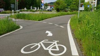 Der Radweg entlang der Bürgermeister-Metzendorf-Straße endet derzeit noch am Verkehrskreisel der Gießener Straße.