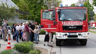 In einem echten großen Feuerwehrauto können Kinder am Sonntag mit durch die Stadt fahren. Das Angebot gehört zum Tag der offenen Tür der Feuerwehr.