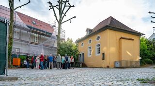 Der Ortsbeirat Auerbach traf sich vor seiner jüngsten Sitzung mit der Vorsitzenden des Synagogenvereins auf dem Vorplatz der Synagoge in der Bachgasse.
