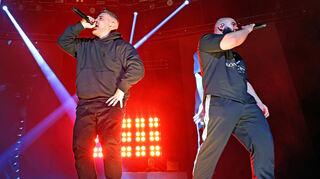 Der Heidelberger Rapper Animus (rechts) begleitet Bushido durch das komplette Konzert in Mannheim. So wie die Lieder des neun Jahre älteren Berliners seine Jugend begleitet haben.
