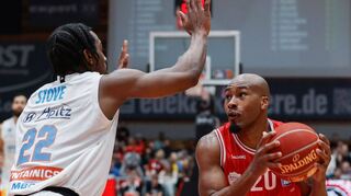 Neben Otis Livinston II ist Javon Bess (rechts) in dieser Saison der überragende Akteur bei den Baskets. Gegen den MBC glänzte der „Verteidigungsminister“ erneut auch in der Offensive und erzielte 19 Punkte.