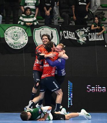 Die Löwen Olle Forsell Schefvert (v.l.), Niclas Kirkeløkke und David Späth feiern. Vor ihnen liegt der enttäuschte Sporting-Star Francisco Costa auf dem Boden.