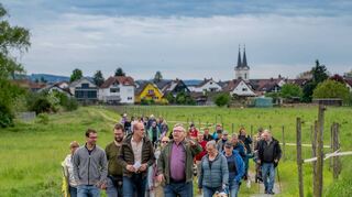 Der Schwanheimer Ortsvorsteher Konrad Klapfenberger ( 3.v.l.) führte den Grenzgang an.