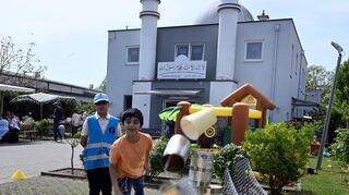 Am Maifeiertag hatte die Bensheimer Ahmadiyya Gemeinde Interessierte zum Tag der offenen Moschee eingeladen. Dort gab es neben einem bunten Kinderprogramm auch viele Informationen rund um den Islam.