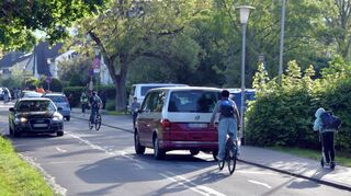 An der Mainzer Straße vor der Konrad-Adenauer-Schule halten Fahrzeuge vor Schulbeginn entgegen der Fahrtrichtung auf der falschen Seite, um ihre Kinder aussteigen zu lassen und behindern damit den Verkehr.