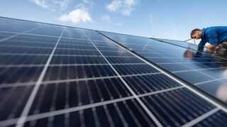 Eine Photovoltaikanlage spart Geld – allerdings sollten Hausbesitzer auch anfallende Kosten in ihre Kalkulation miteinbeziehen.