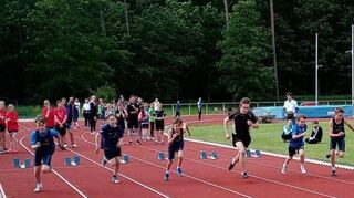 Im Stadion geht es beim LCO Lorsch am Sonntag um Kreismeistertitel; das Bild entstand im vergangenen Jahr beim 75-Meter-Sprint der Schüler.