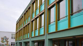 Bei drei Schulbauprojekten kommt es zu Verzögerungen: Betroffen sind die Eichendorffschule in Heppenheim-Kirschhausen (l.), die Schule in den Weschnitzauen in Biblis (r.o.) und die Astrid-Lindgren-Schule in Bobstadt.