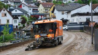 Am Freitag beseitigte der Bauhofservice des KMB den Schlamm von der Straße am Vorbachbrunnen in Reichenbach.