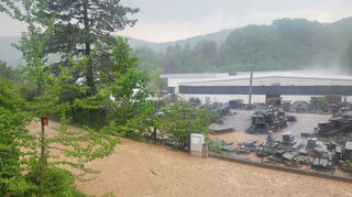 Das Unwetter am Donnerstag überflutete die Straße "Vier Morgen" und "Hohensteiner Straße" in Reichenbach.