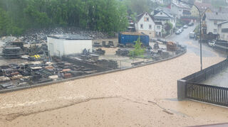 Das Unwetter am Donnerstag überflutete die Straße "Vier Morgen" und "Hohensteiner Straße" in Reichenbach.