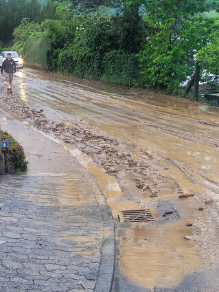Das Unwetter am Donnerstag überflutete die Straße "Vier Morgen" und "Hohensteiner Straße" in Reichenbach.