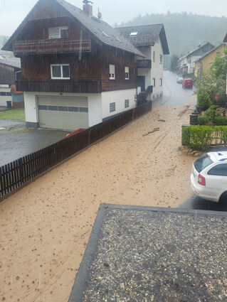 Das Unwetter am Donnerstag überflutete die Straße "Vier Morgen" und "Hohensteiner Straße" in Reichenbach.
