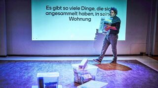 Aus Boxen zieht Frank vom Theaterkollektiv Turbo Pascal Dinge hervor, die weg sollen. Das Publikum kann seine Meinung dazu abgeben.