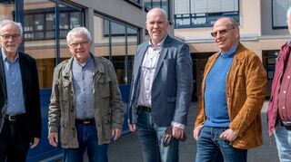 Klaus Müller (Sprecher des Vereins „Gegen Vergessen – Für Demokratie“), Helmut Adam (Vorsitzender der Lautertaler Gemeindevertretung), Bürgermeister Andreas Heun, Moderator Karl-Heinz Schlitt und Schulleiter Alwin Zeiss (von links) freuen sich auf eine lebendige Diskussion zum Thema „Demokratie“.