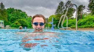 Vielen Lorschern war es gestern noch zu kalt fürs Freibad – dem Einhäuser Udo Dreißigacker nicht. Er schwamm ab 8 Uhr seine Bahnen.