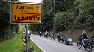 Ein zentraler Kritikpunkt der Verkehrsumfrage war der Ausbau des Radwegenetzes – ein Radweg von Auerbach nach Hochstädten wird schon lange gefordert, hier ein Bild der Fahrraddemo aus dem Jahr 2022.