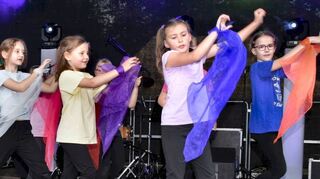 Mit farbenfrohen Tüchern begeisterten die Tanzgruppen des Turnvereins Einhausen zur Musik „Million Dollar Baby“ und „Dance the Night“ ihr aufmerksames Publikum.