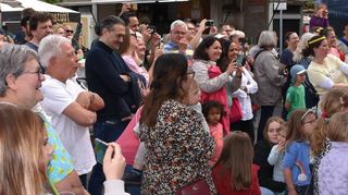 Die Zuschauer fotografierten und filmten mit ihren Smartphones die Auftritte der Kinder der Kindertagesstätten „Kleine Insel“ und „Friedensstraße“ sowie der beiden Tanzgruppen des Turnvereins Einhausen, die mit ihren Darbietungen den Markt eröffneten.